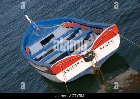 Kleines Fischerboot vor Anker an der Mündung des Flusses Mira bei Vila Nova de Milfontes Odemira Portugal Stockfoto