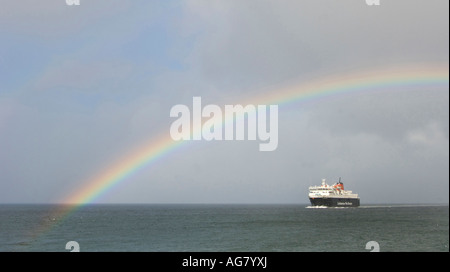 Caledonian Macbrayne Fähre den Neukaledonischen Inseln nähert Brodick auf der Isle of Arran durch einen Regenbogen Stockfoto