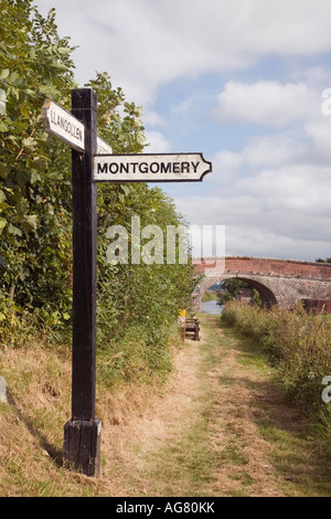 Richtung Wegweiser auf Treidelpfad am Zusammenfluss von Llangollen Stichkanal Shropshire Union und Montgomery Kanal Francton England UK Stockfoto