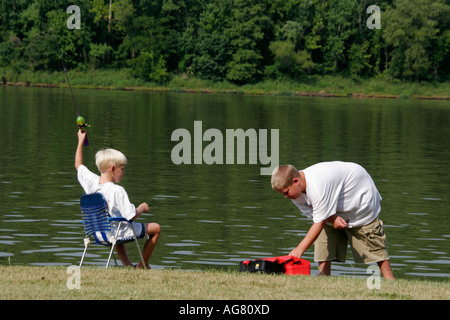 Alabama Marengo County, Demopolis, Tombigbee River Wasser junge Jungen Jungen Jungen Jungen Jungen männlich Kind Kinder, Angeln, Stuhl, Besucher reisen Reise tou Stockfoto