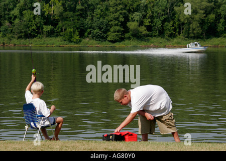 Alabama Marengo County, Demopolis, Tombigbee River Wasser junge Jungen Jungen Jungen Jungen Jungen männlich Kind Kinder, Angeln, Stuhl, Boot, Besucher reisen tou Stockfoto
