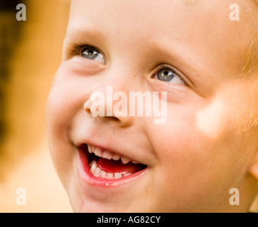 Drei Jahre alten Lukas freut sich Stockfoto