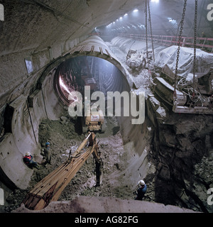 Die französischen Channel Tunnel Crossover entstand durch den ersten Bau einer Höhle um zwei Eisenbahntunnel die dann abgebaut wurden. Stockfoto