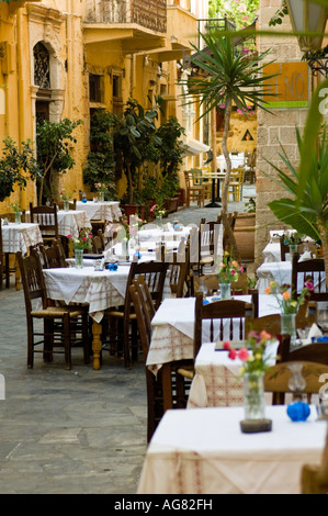 Schmale Straße gesäumt von Restaurant Stühle und Tische in Chania Kreta. Stockfoto