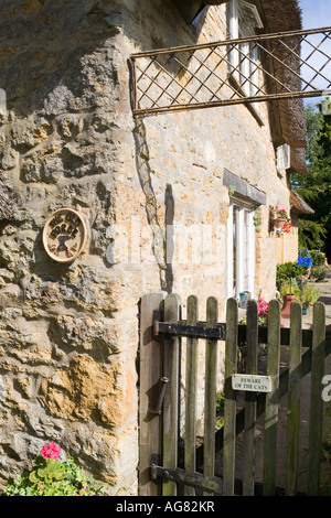 "Hütet euch vor den Katzen" Zeichen auf dem Tor von der alten Schmiede in Cotswold Dorf von Hidcote Bartrim, Gloucestershire Stockfoto