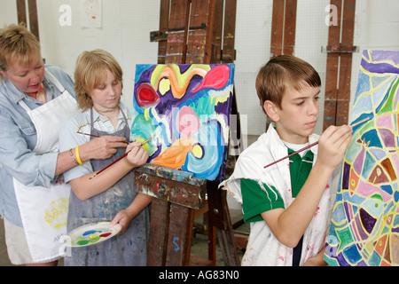 Alabama Fairhope, Eastern Shore Art Center, Zentrum, Gemeinschaftsgallerien, Sammlung, Klassen, junge Jungen, Junge, Junge, männliches Kind, Kinder, paintin Stockfoto