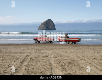 Ein Blick auf die Pacific City Dory fishing fleet Start vom Strand in Pacific City Stockfoto