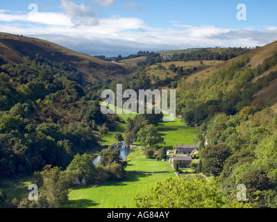 Monsal Dale und der River Wye Peak District Nationalpark Landschaft in Derbyshire England Großbritannien, Englische malerische Aussicht Kalkstein Flusstal Landschaft Stockfoto