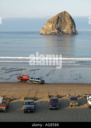 Ein Blick auf die Pacific City Dory fishing fleet Start vom Strand in Pacific City Stockfoto