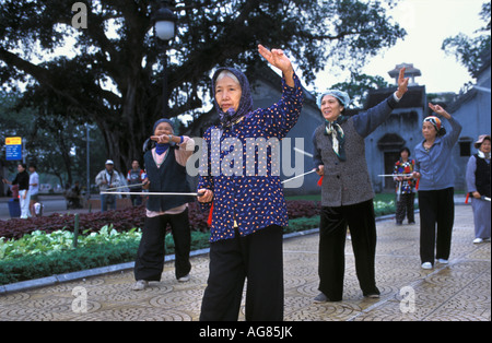 Vietnam Hanoi Frauen Tai chi Stockfoto