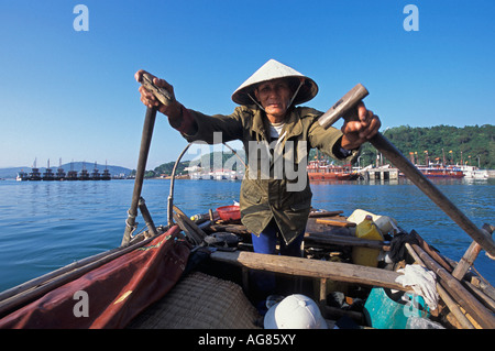 Vietnam Ha Long Bay Fischer Ruderboot Stockfoto