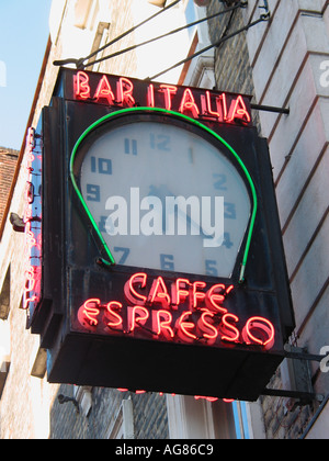 Die berühmte und bekannte Bar Italia in der Frith Street Londons Soho, London, England, Großbritannien Stockfoto