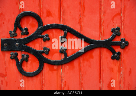 Ein Eisenrolle Scharnier an der Kirchentür in Lancing arbeiten. Stockfoto