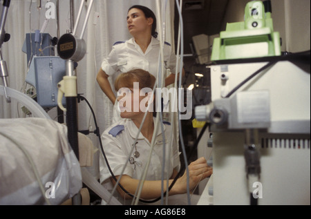 Krankenschwestern bei Arbeiten in der Intensivstation AKH Ashford, Kent, UK. 1997. Stockfoto