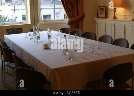 Gläser und Flaschen Mineralwasser Sitzungssaal, London, UK. Stockfoto