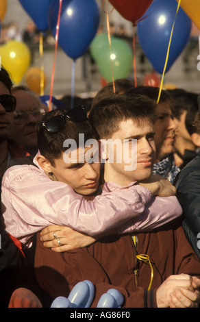 Ein schwules Paar bei einer Demonstration für die Gleichstellung von Homosexuellen Schutzalter, London, UK.1994. Stockfoto