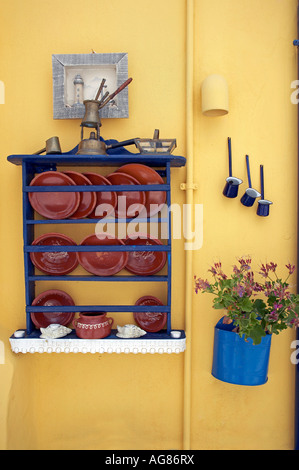 Traditionelle Kaffeekannen und Keramik an der Wand Stockfoto