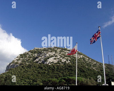 Die britische Union Flag (Union Jack) fliegt stolz neben Gibraltar Schlüssel und Schloss-Flagge, Gibraltar, Europa, Stockfoto