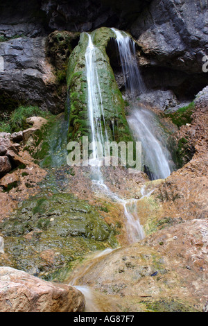 Gordale Narbe in der Yorkshire Dales ist eine dramatische Kalkstein-Schlucht in der Nähe von Malham, es enthält zwei Wasserfälle Stockfoto