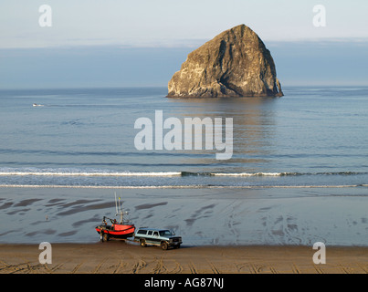 Ein Blick auf die Pacific City Dory fishing fleet Start vom Strand in Pacific City Stockfoto