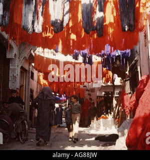 Farbenfrohe Szene in Marrakesch Wollfärbermarkt, Marokko, Nordafrika, Marrakesch Medina Souk. Handgefärbte Wolle zum Trocknen. Stockfoto