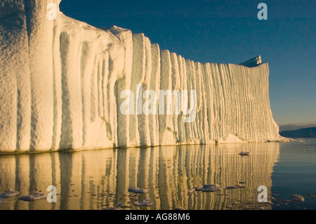 Eisberg in einem Eisfjord, Disko-Bucht-Reflexion, Unesco Weltnaturerbe, Ilulissat, Grönland Stockfoto