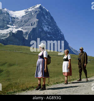 Wanderer im traditionellen Kostüm, Wandern Wilderswil in der Nähe von Gridelwald, im Berner Oberland, Schweizer Alpen, Schweiz Stockfoto