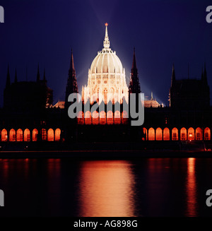 Blick auf das Parlamentsgebäude über den Fluss Budapest Ungarn Europa beleuchtet Stockfoto