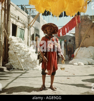 Traditionelle Waterseller in Marrakesch Medina in Nordafrika Wolle Souk, Marokko, Marrakesch Stockfoto