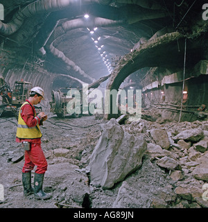 Ein Channel Tunnel Ingenieur überwacht die Fortschritte beim Bau des riesigen unterseeischen UK Crossover-Höhle. Stockfoto