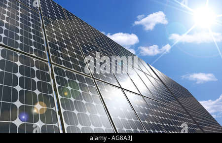 Solar-Panel unter blauem Himmel Sonne Energie Umwelttechnologien und nachhaltige Energiequellen Stockfoto