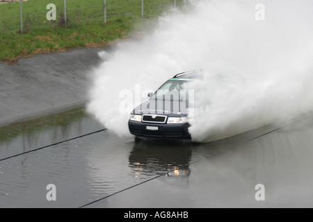 Aquaplaning Gebiet in eine treibende Sicherheits-Center. Not-Situationen sind hier im tiefen Wasser praktiziert. Sie können auftreten, auf Autobahnen eine Stockfoto