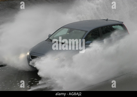 Aquaplaning Gebiet in eine treibende Sicherheits-Center. Not-Situationen sind hier im tiefen Wasser praktiziert. Sie können auftreten, auf Autobahnen eine Stockfoto