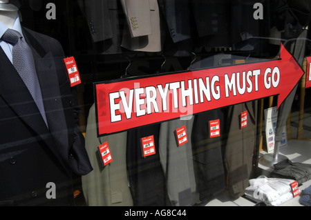 Alles muss gehen Verkaufsschild im Schaufenster England UK Stockfoto