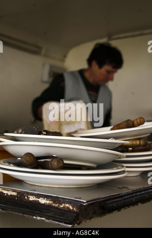 Leere Gerichte in einer Wohnwagen-bar Stockfoto