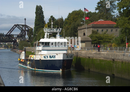 Hiram M Chittenden Locks Ballard Locks mit Angeln Schiff eisigen Bucht im großen Schloss Seattle Washington Stockfoto