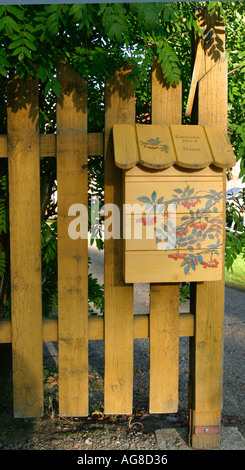 Hausgemachte und handbemalte Berg Esche Beeren auf gelben Holz Briefkasten, Finnland Stockfoto