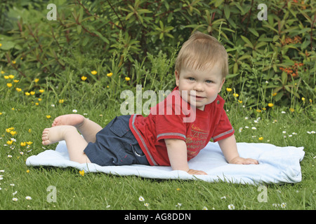 ein Jahr alt kleines Kind auf einer Decke in einem Garten, Deutschland Stockfoto