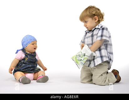 kleiner Junge mit Baby und Süßigkeiten Stockfoto