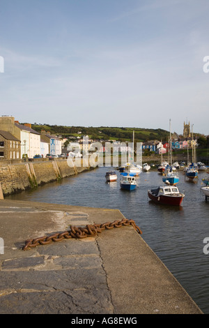 Blick entlang Hafen mit Booten vertäut im Aberaeron Ceredigion Mid Wales UK Stockfoto