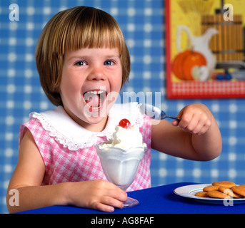 kleine Mädchen genießen eine große Eis Eisbecher Wüste Stockfoto