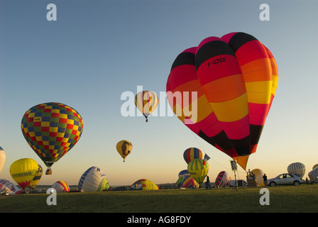 Masse abheben auf Lothringen Luft Mondial 2007, weltweit größte Bolloon-Festival, Frankreich, Lothringen, Chambley-Bussires Stockfoto