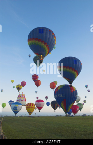 Masse abheben, bei der Lorraine Luft Mondial 2007, das größte Bolloon-Festival der Welt, Frankreich, Lothringen, Chambley-Bussires Stockfoto