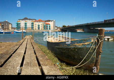 Ein Blick auf Shoreham Ropetackle Wohnsiedlung aus über den Fluss Adur Stockfoto