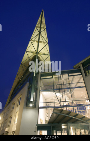 Blick auf das Forschungs- und Entwicklungszentrum bei Nacht, Witten, Ruhrgebiet, Nordrhein-Westfalen, Deutschland Stockfoto