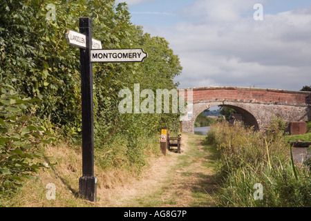 Richtung Wegweiser auf Treidelpfad am Zusammenfluss von Llangollen Zweig der Shropshire Union Canal und Montgomery Kanal Francton England Stockfoto