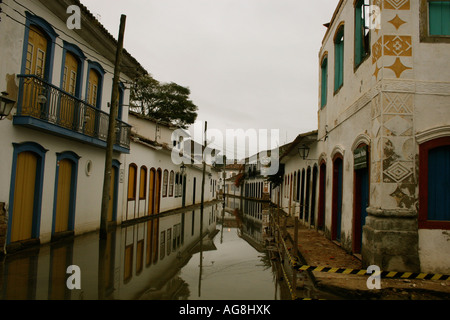 Den Atlantischen Ozean überflutet die Straßen von Weltkulturerbe Paraty während der Flut Stockfoto