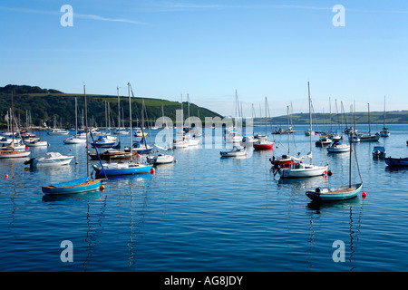 Boote vertäut am Fluss Fal in Falmouth, Cornwall UK.  Stille Wasser tief blaue Farbe. Stockfoto