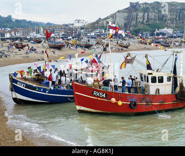Die Gewinner von der Hastings alte Stadt Karneval Fishing Boat Race feiern ihren Sieg, East Sussex, England, GB, UK Stockfoto