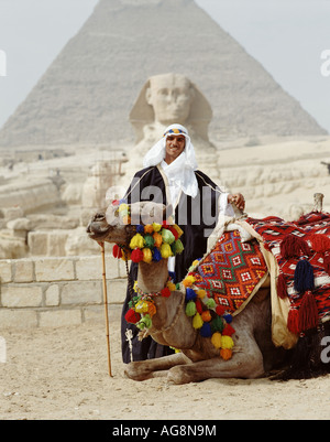 Kamel-Treiber vor Sphinx und Pyramide, Gizeh, Ägypten, Nordafrika Stockfoto